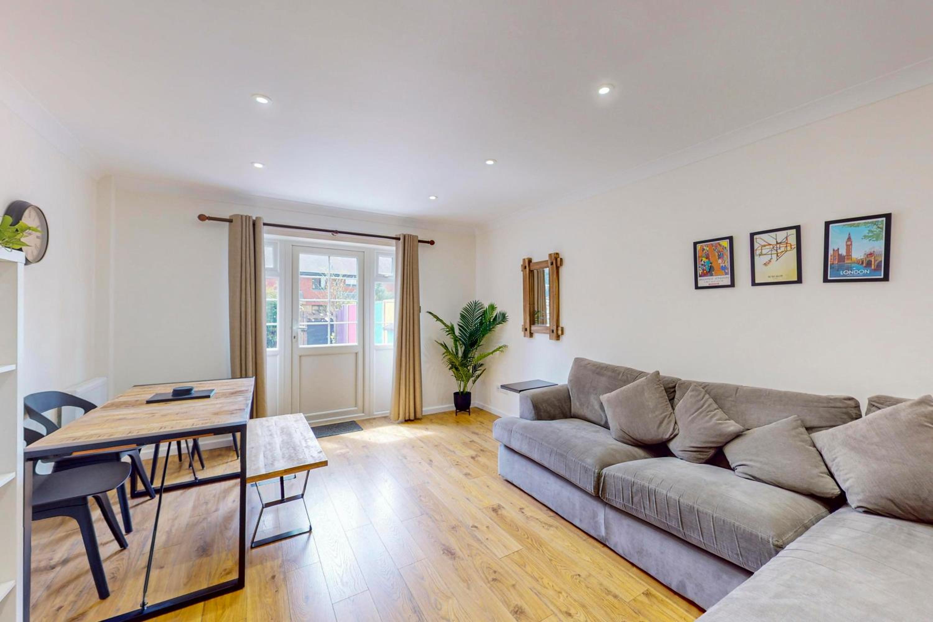 2 Bed with Garden & Free Parking near the Thames