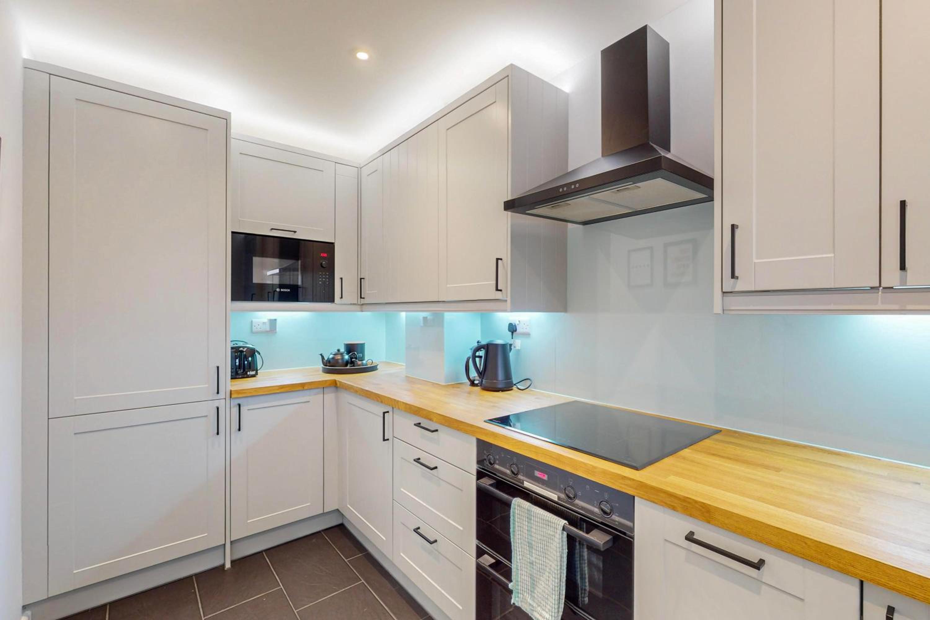 2 Bed with Garden & Free Parking near the Thames