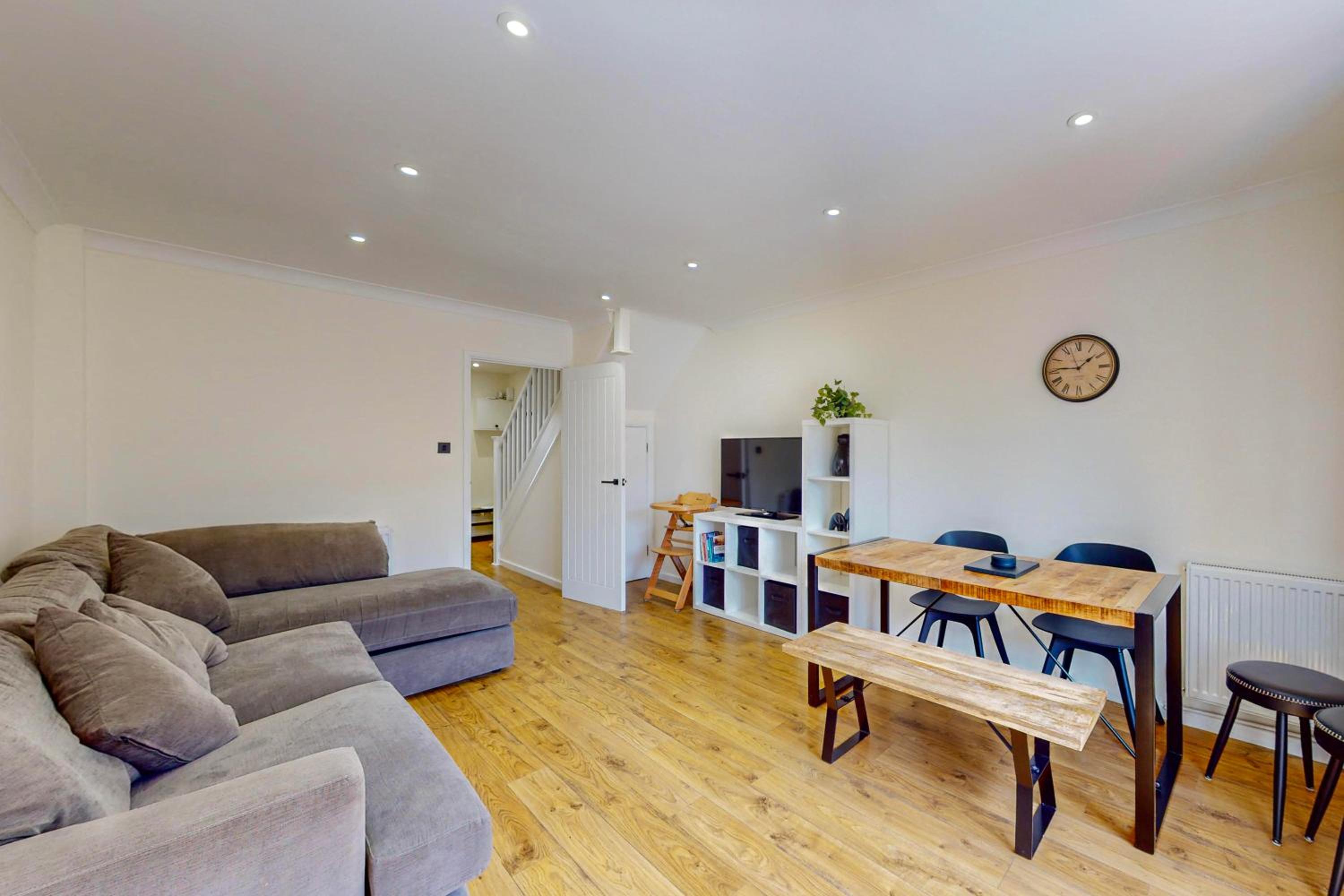 2 Bed with Garden & Free Parking near the Thames