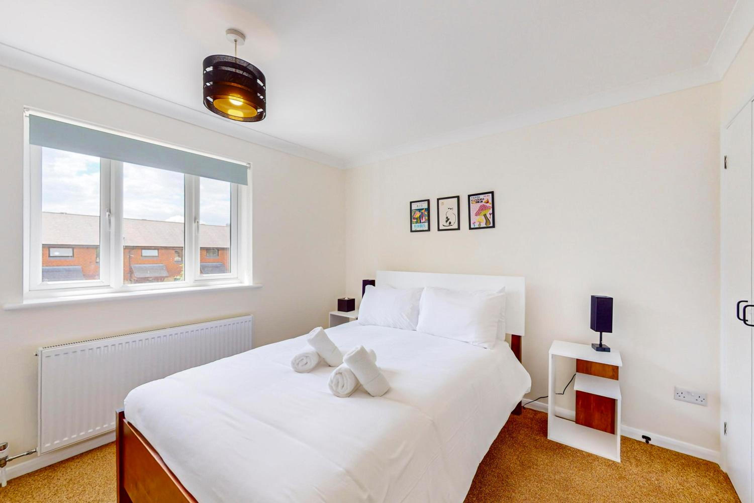 2 Bed with Garden & Free Parking near the Thames