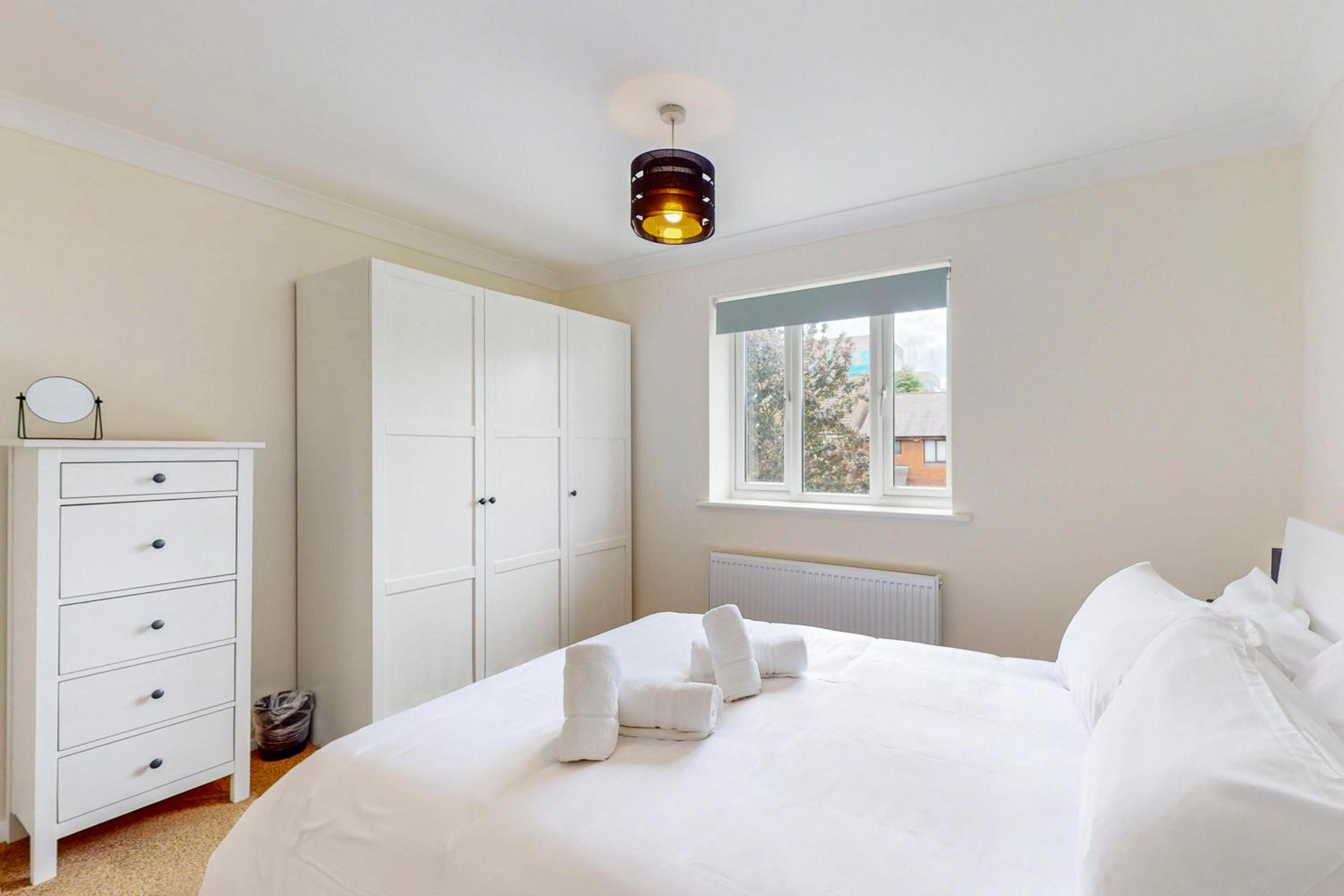 2 Bed with Garden & Free Parking near the Thames