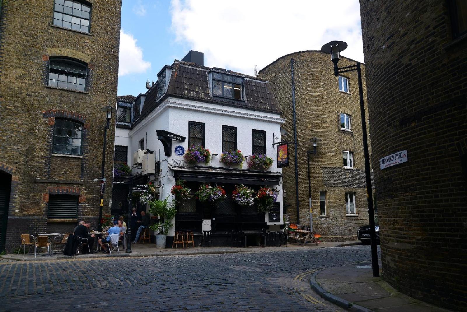 2 Bed with Garden & Free Parking near the Thames
