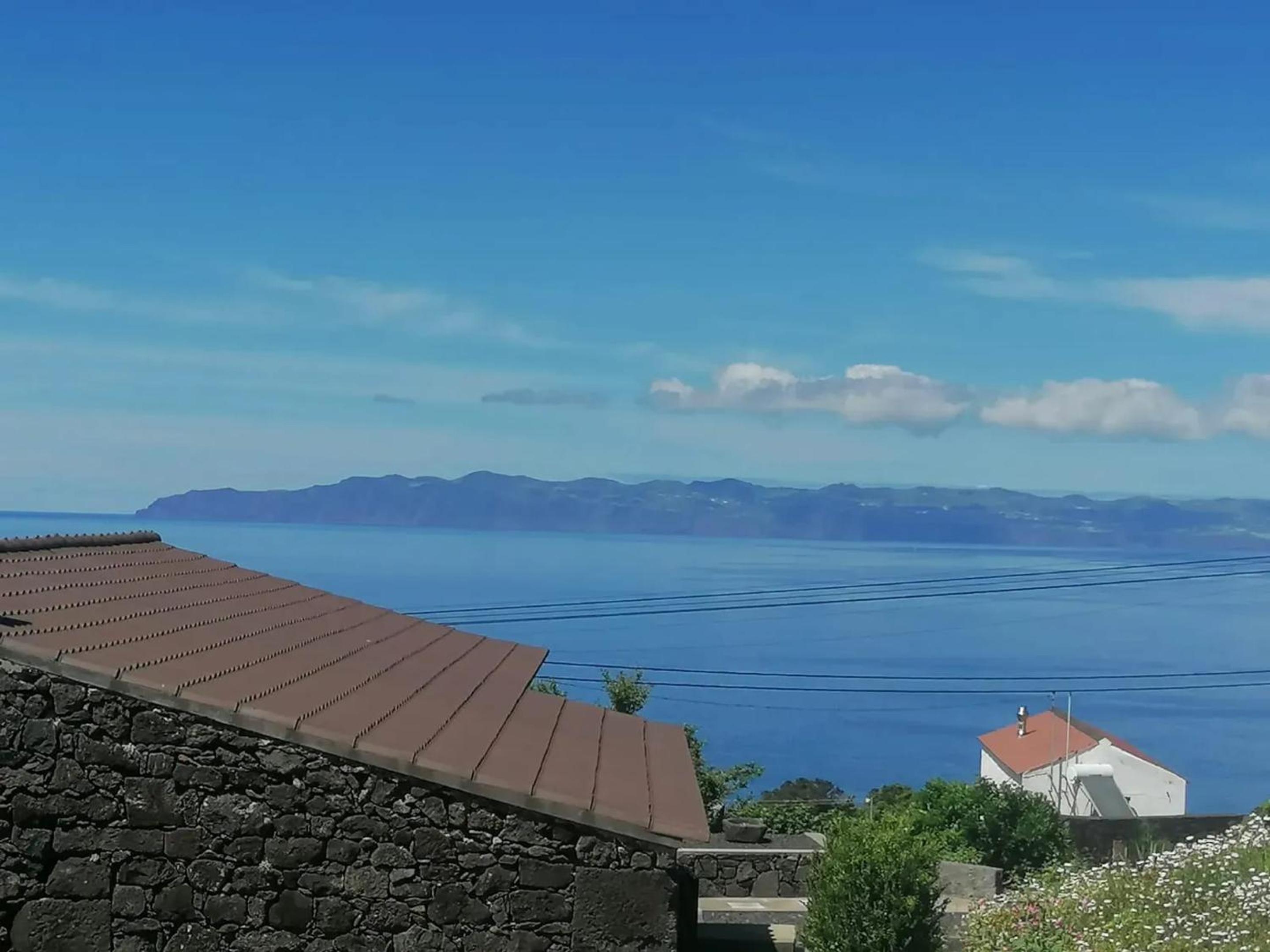 Comfortable house with sea view in São Roque do Pico view 2