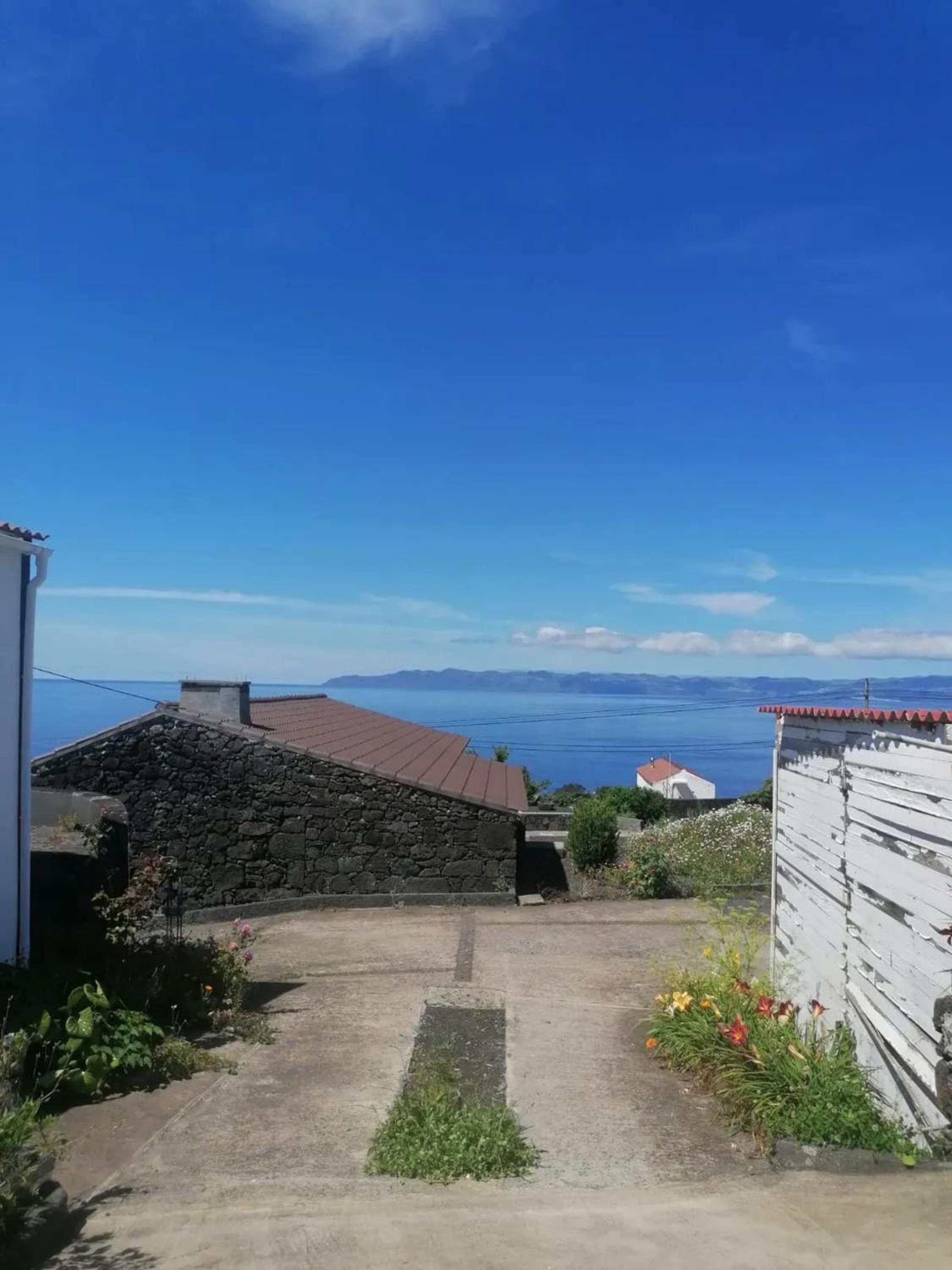 Comfortable house with sea view in São Roque do Pico view 3