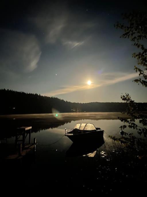 Mökki ja rantasauna rauhallisessa paikassa