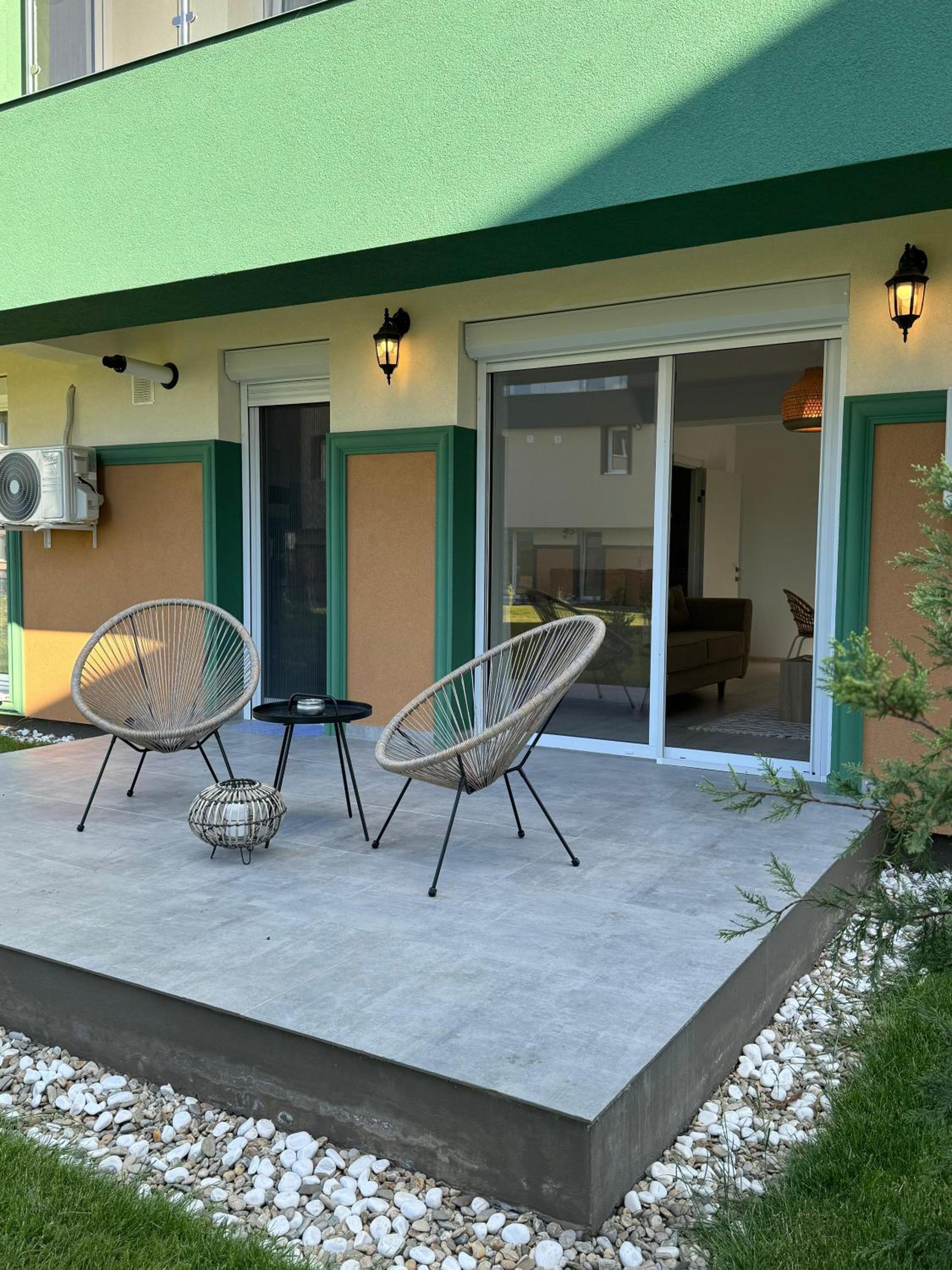Libertatii Gardens Poolside AIRPORT&THERME
