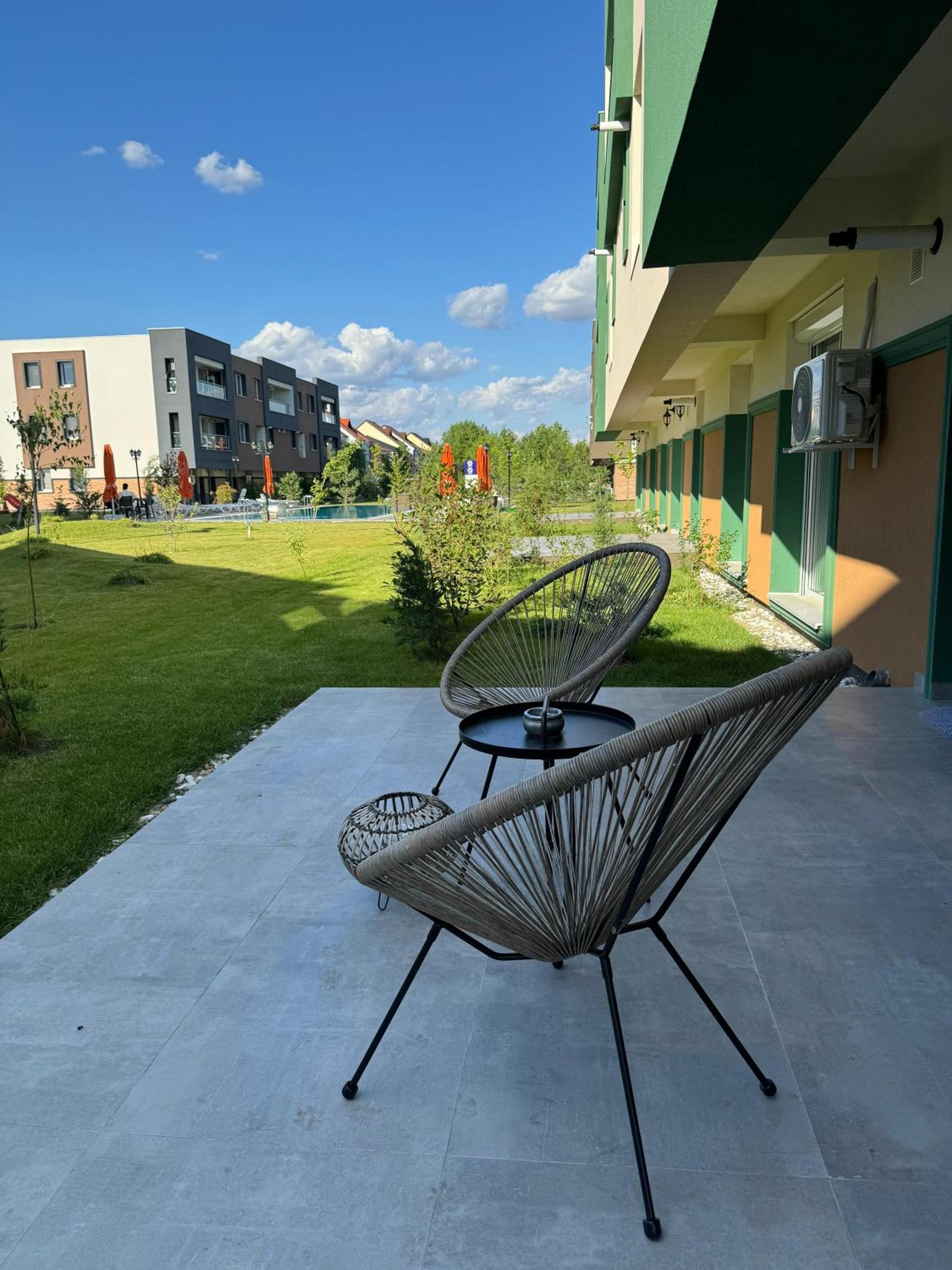Libertatii Gardens Poolside AIRPORT&THERME