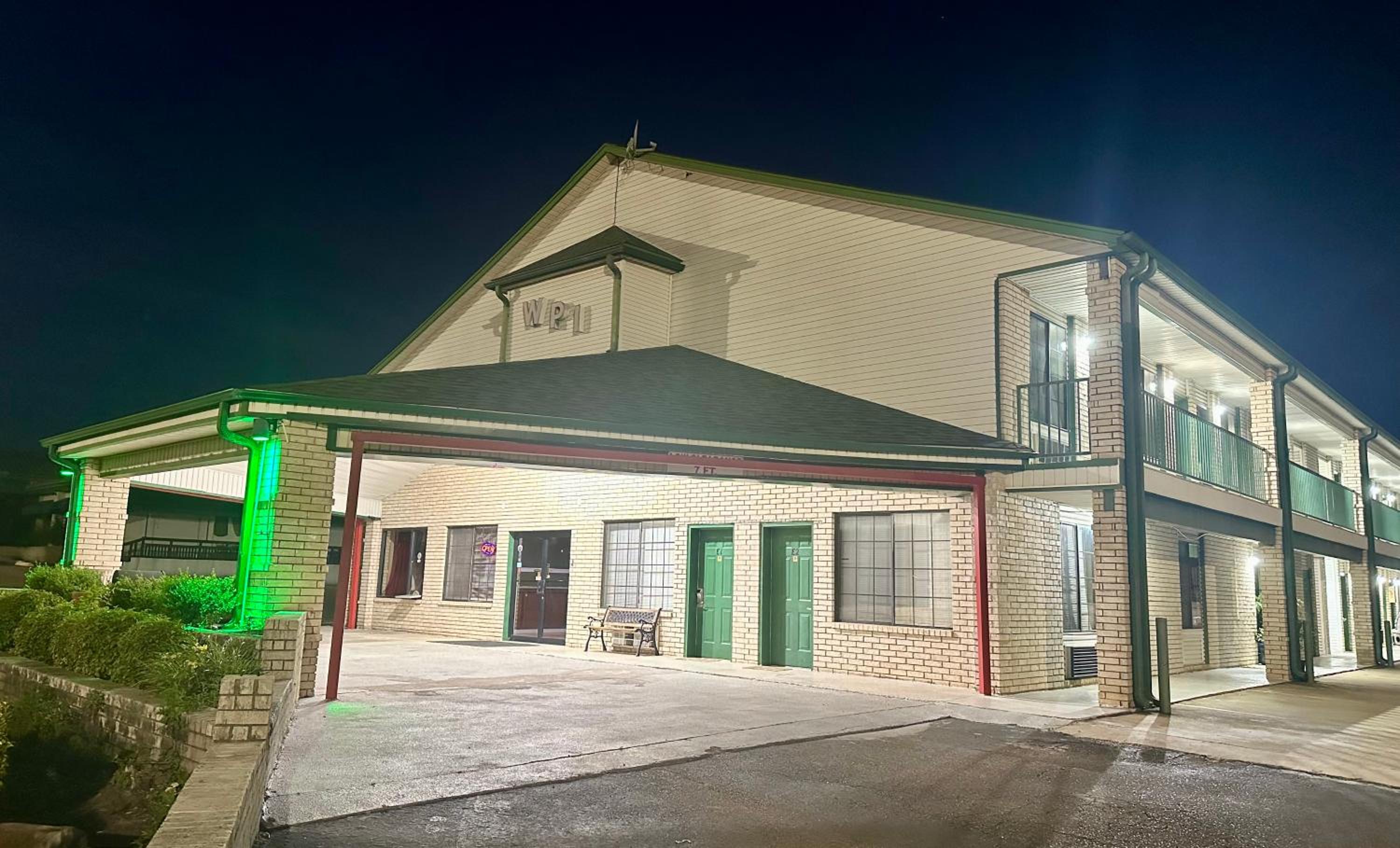 Hotel Western Plaza Inn