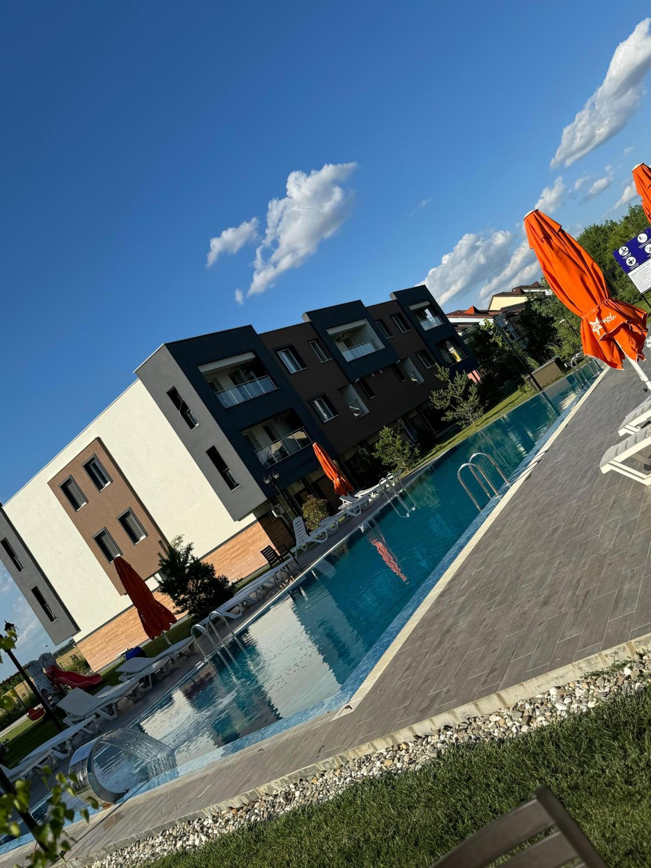 Libertatii Gardens Poolside AIRPORT&THERME