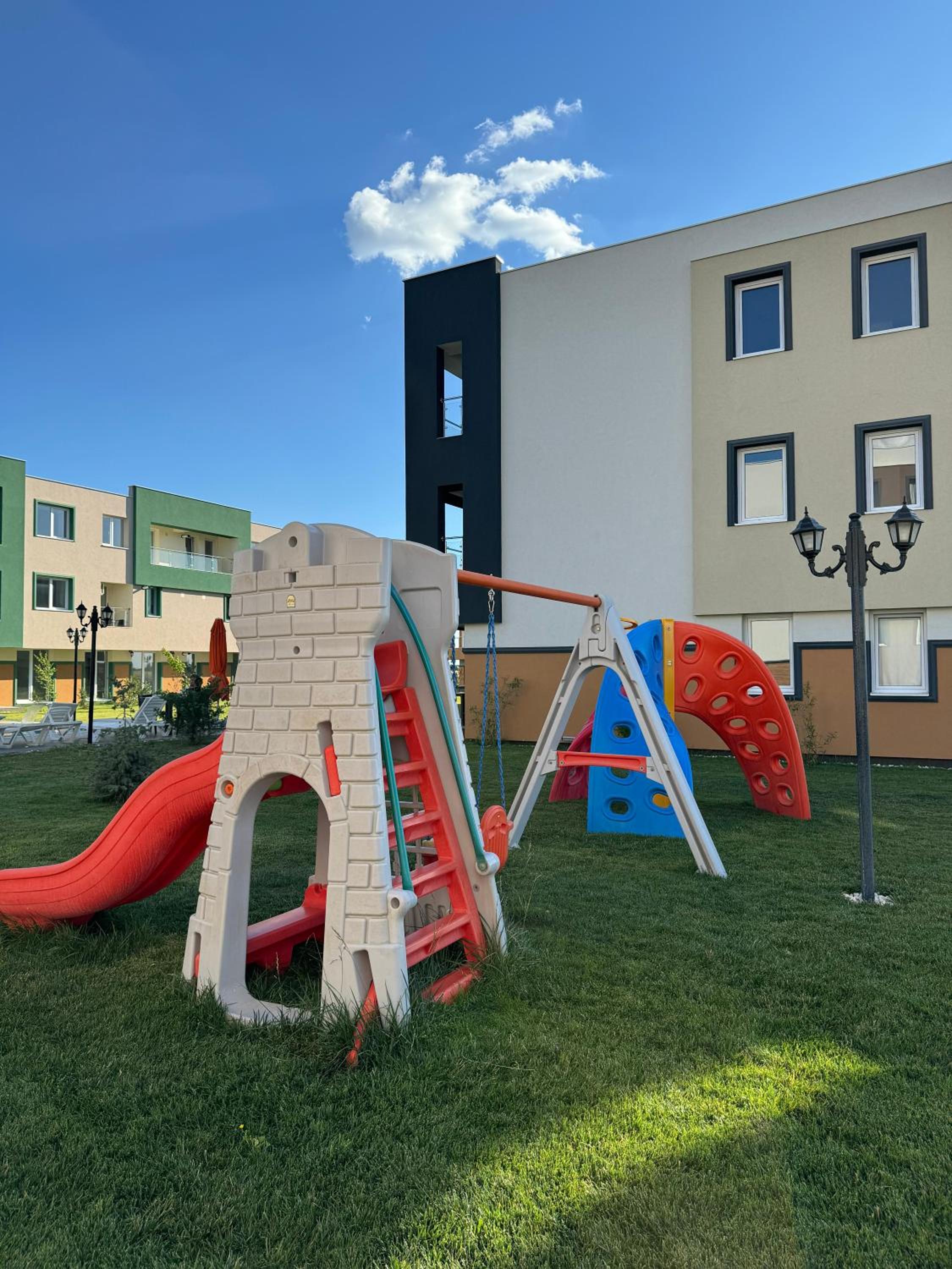 Libertatii Gardens Poolside AIRPORT&THERME