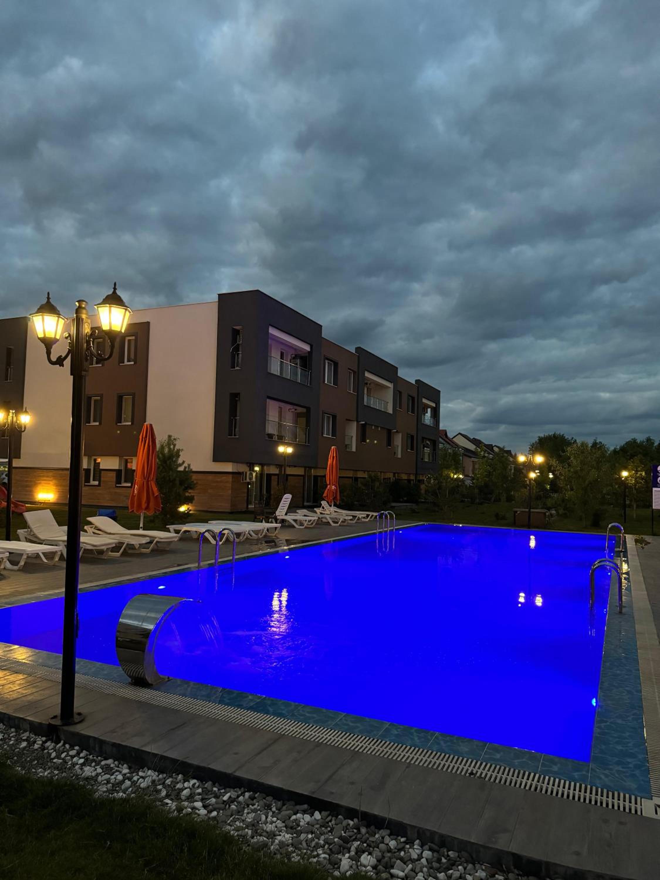 Libertatii Gardens Poolside AIRPORT&THERME
