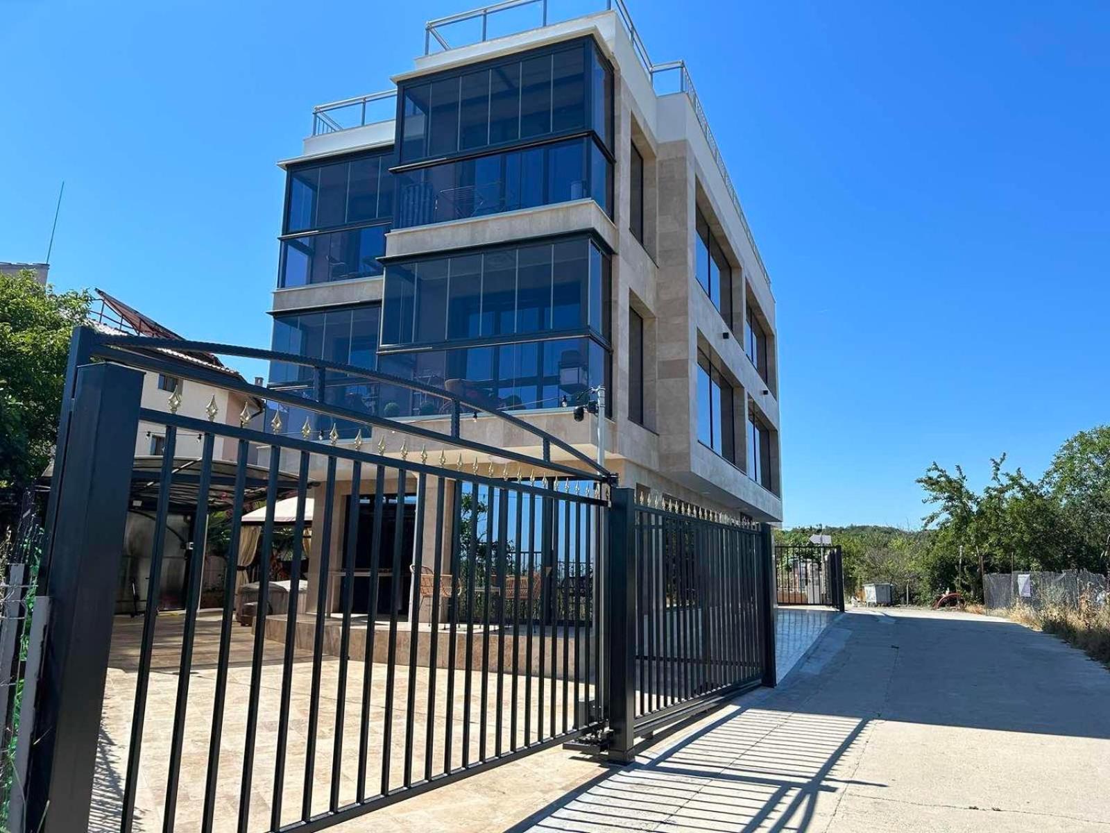 Ivon Apartments
