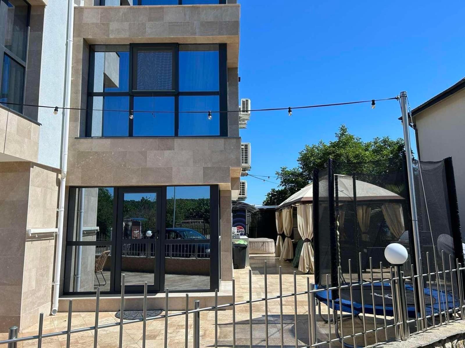 Ivon Apartments