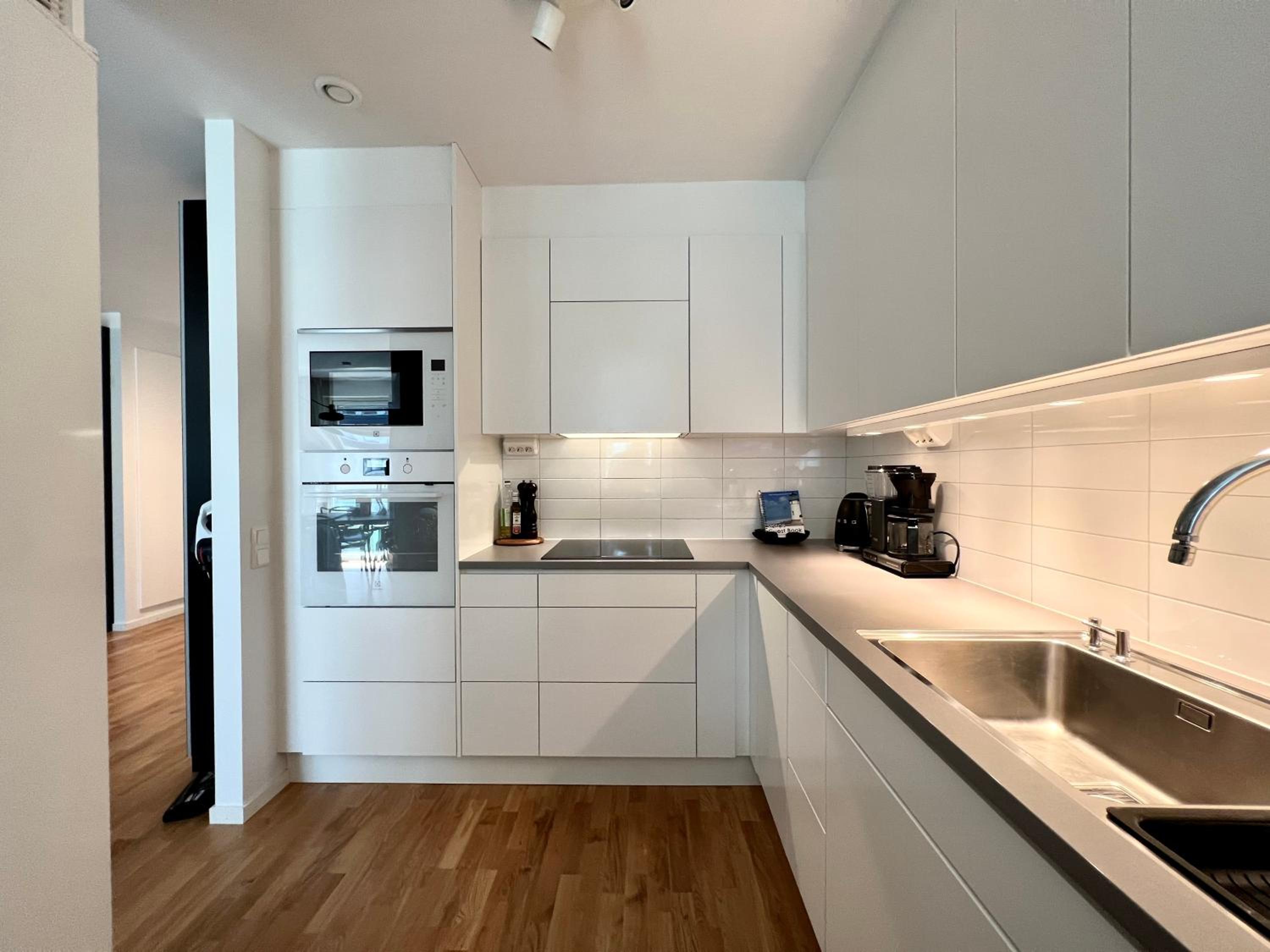 The Emerald Suite - Bright Scandinavian Private Apartment view 2