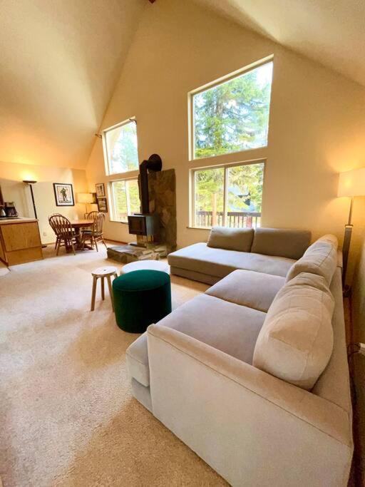 Sweet Cabin in Government Camp, Oregon view 3