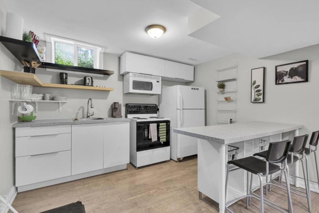 Cosy Guest Suite Near Shops, Transit, Hwy and GO!