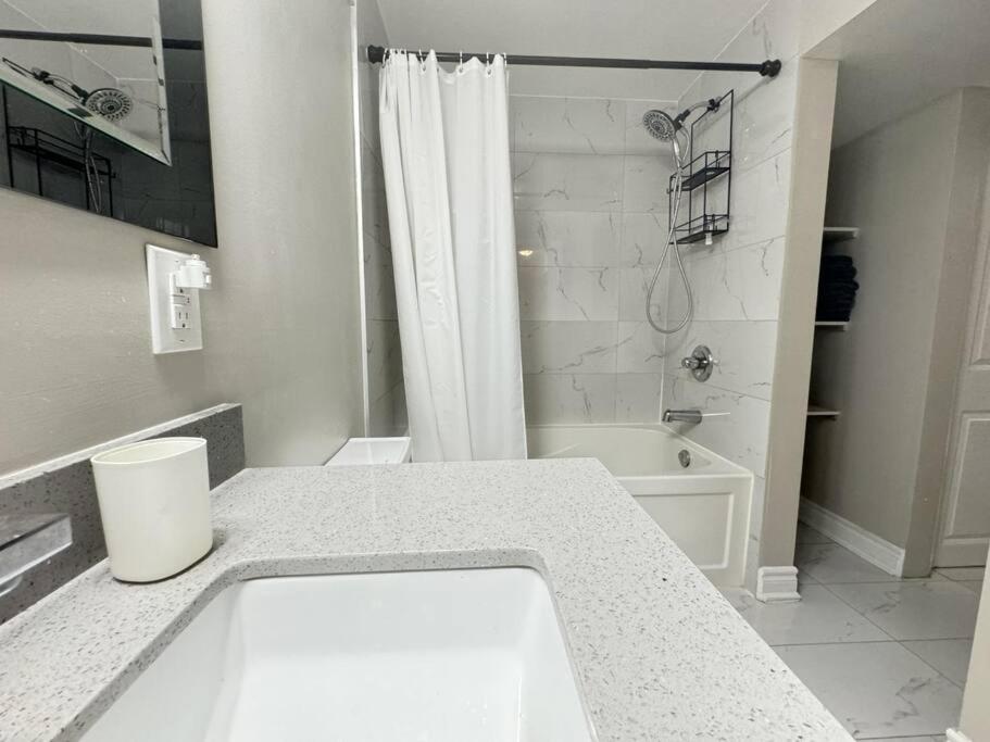 Cosy Guest Suite Near Shops, Transit, Hwy and GO!