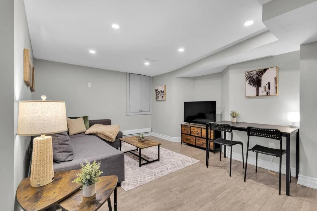 Cosy Guest Suite Near Shops, Transit, Hwy and GO!