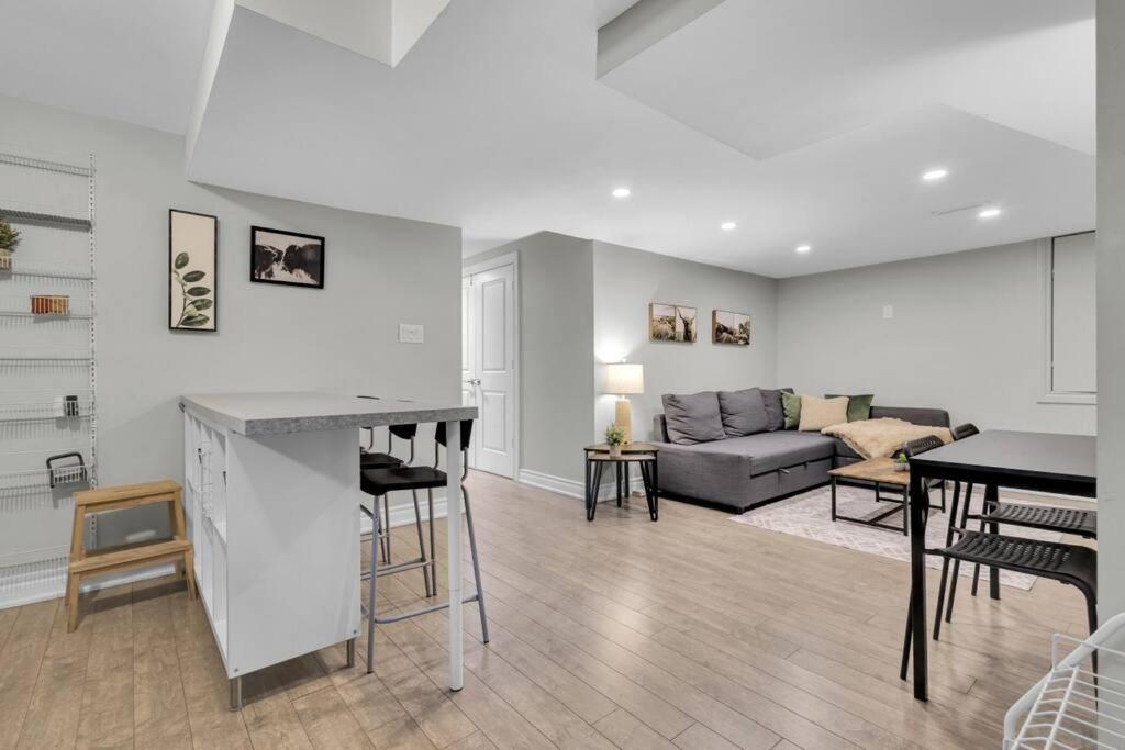 Cosy Guest Suite Near Shops, Transit, Hwy and GO!