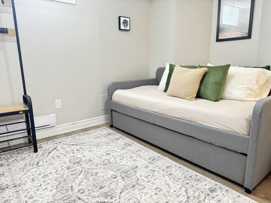 Cosy Guest Suite Near Shops, Transit, Hwy and GO!