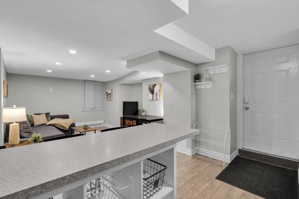 Cosy Guest Suite Near Shops, Transit, Hwy and GO!