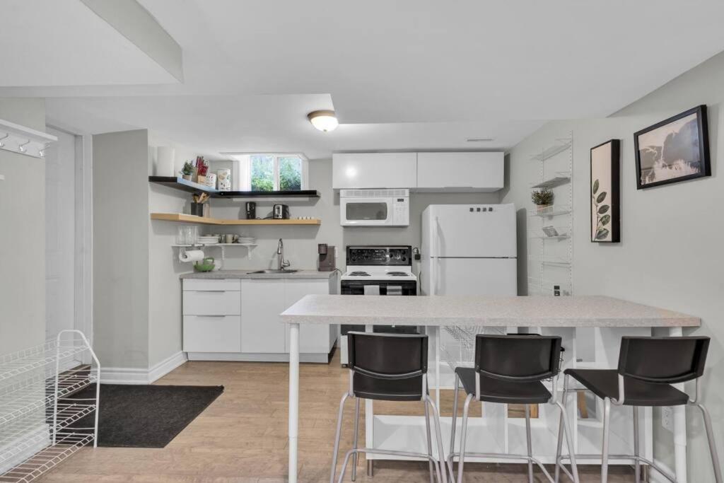 Cosy Guest Suite Near Shops, Transit, Hwy and GO!