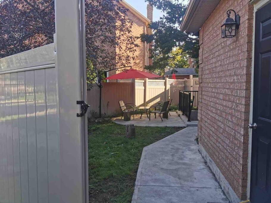 Cosy Guest Suite Near Shops, Transit, Hwy and GO!