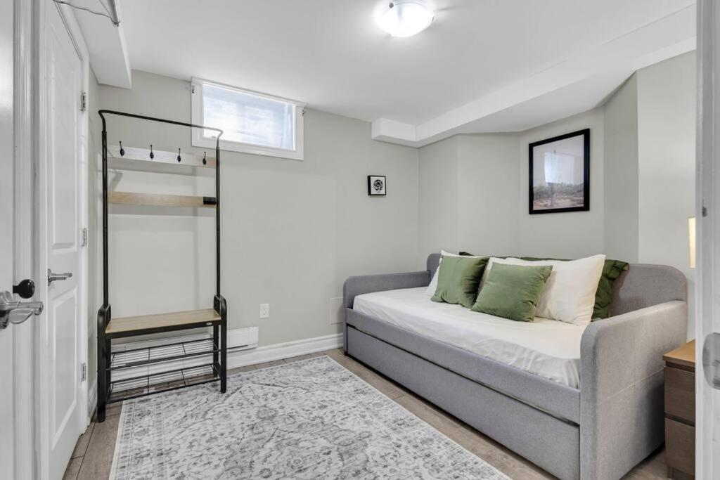 Cosy Guest Suite Near Shops, Transit, Hwy and GO!