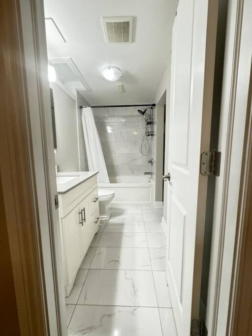 Cosy Guest Suite Near Shops, Transit, Hwy and GO!