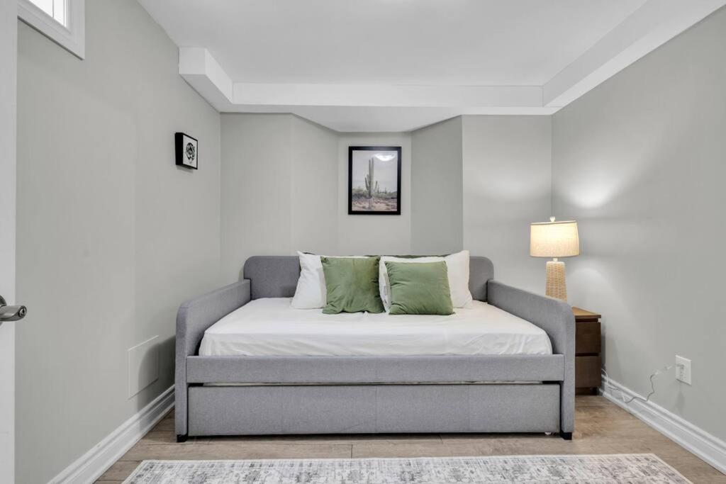 Cosy Guest Suite Near Shops, Transit, Hwy and GO!