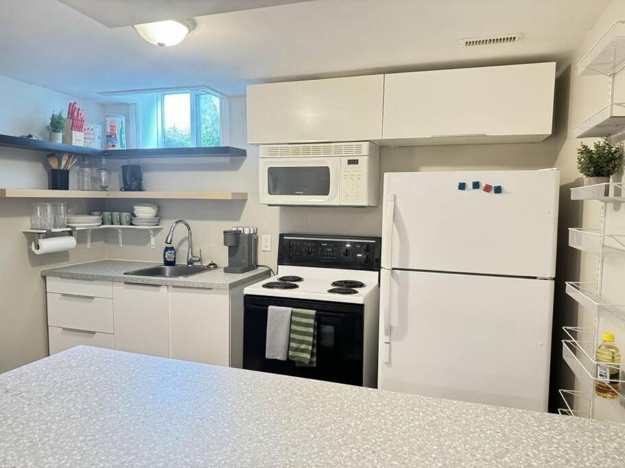 Cosy Guest Suite Near Shops, Transit, Hwy and GO!