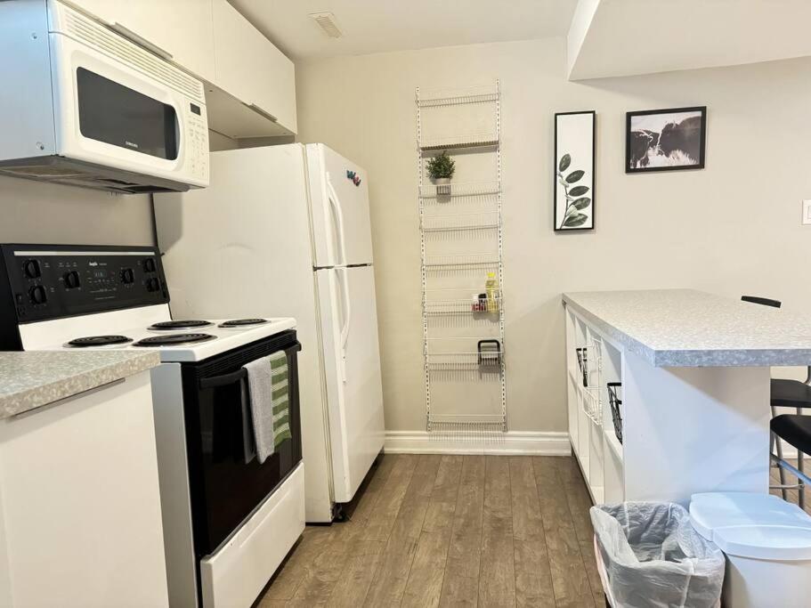 Cosy Guest Suite Near Shops, Transit, Hwy and GO!