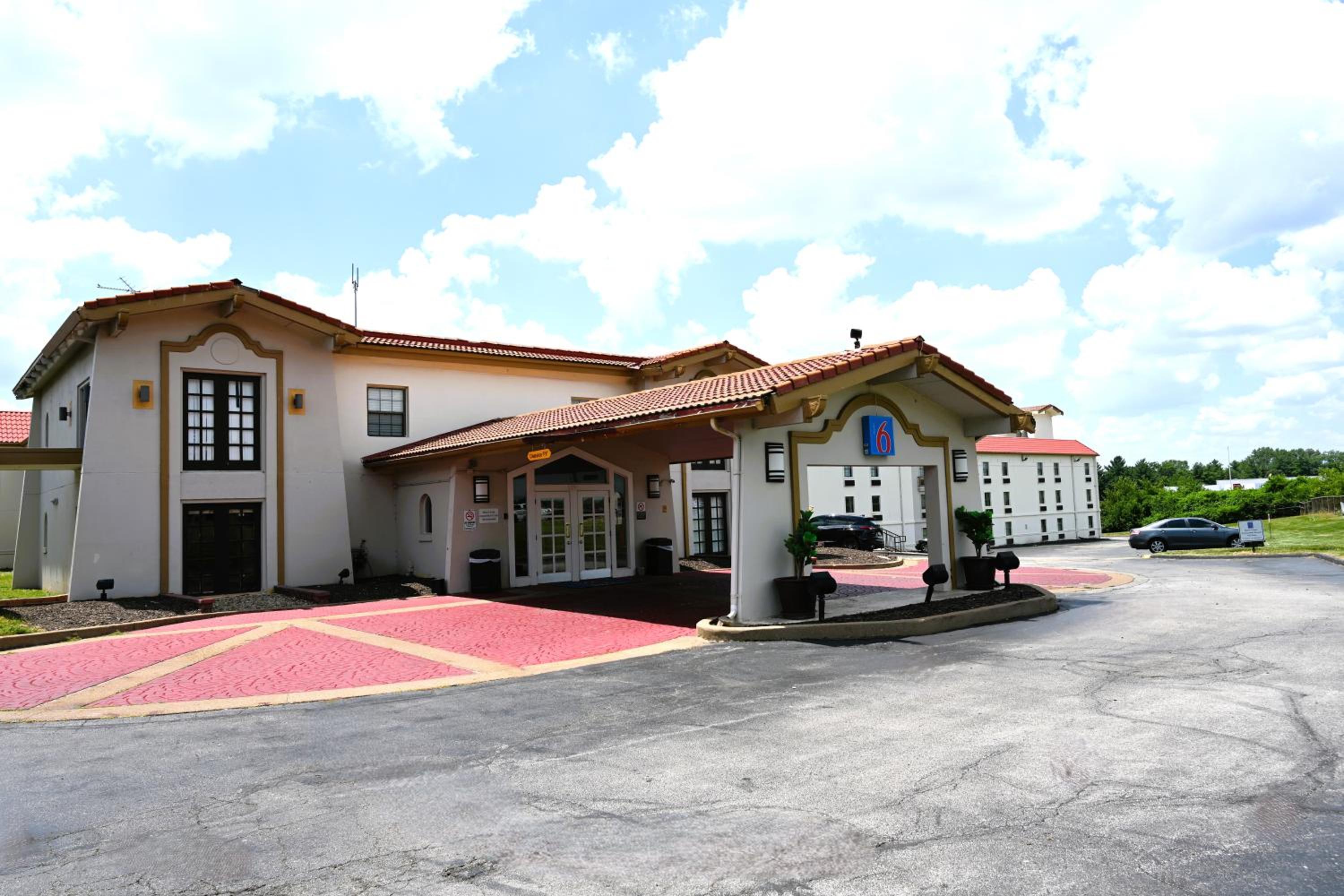 Motel 6-Hazelwood, MO - Property Image 1