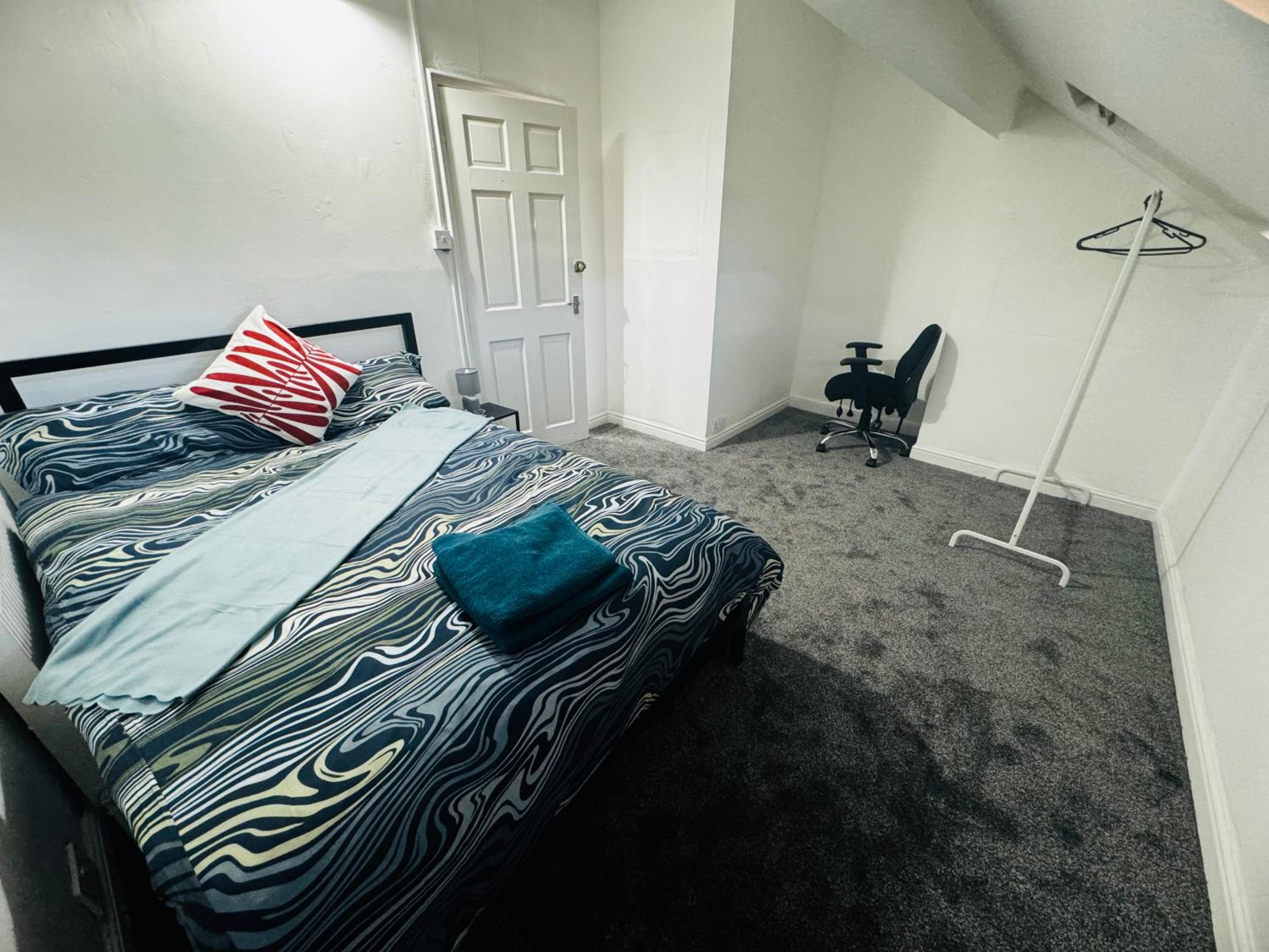 King size rooms in 4 bedroom house view 4