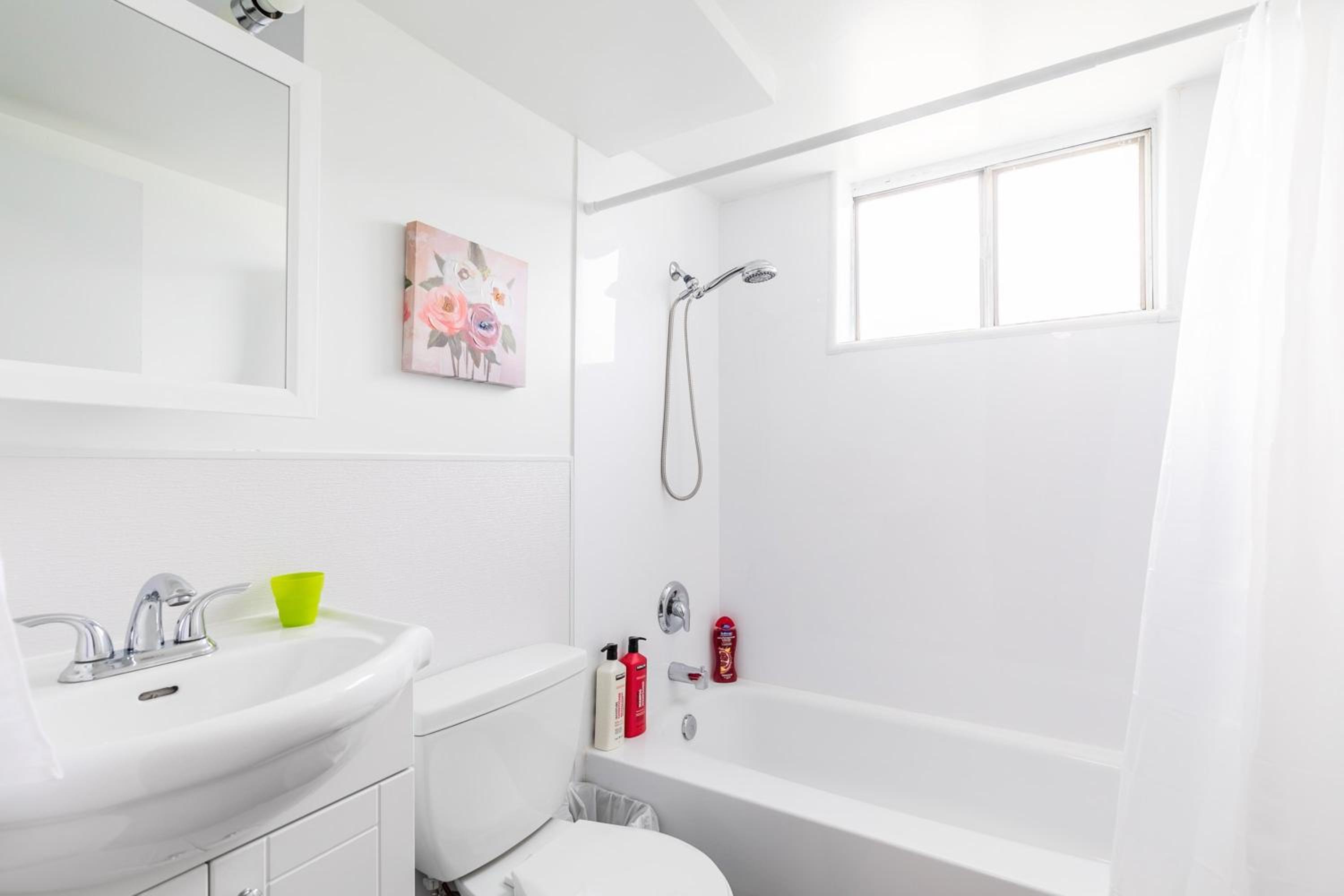 Newly Renovated 2BR Unit in Glenview West