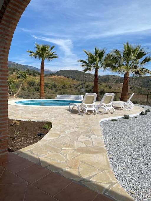 2 Bed 2 Bath Villa Near Sedella Heatable Saltwater Pool