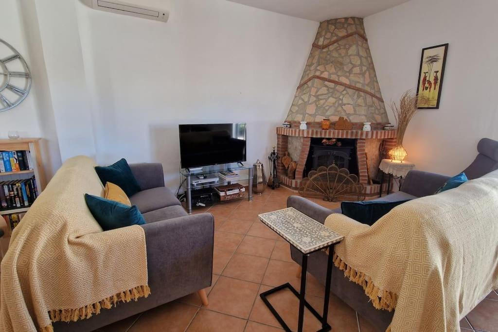 2 Bed 2 Bath Villa Near Sedella Heatable Saltwater Pool