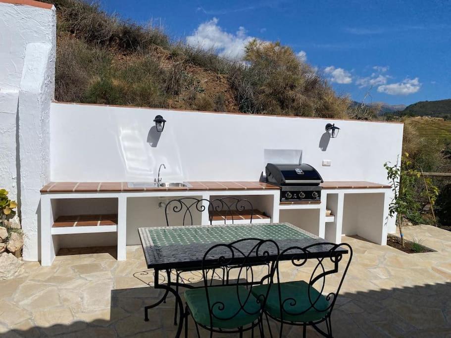 2 Bed 2 Bath Villa Near Sedella Heatable Saltwater Pool