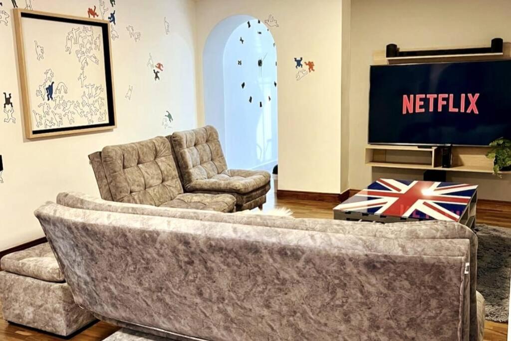 Modern 4Bedroom with private Terrace 500mb internet