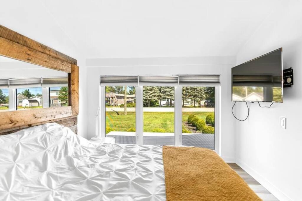 Waterfront Cottage ''The Dream'' with Hot Tub, near Parlee Beach