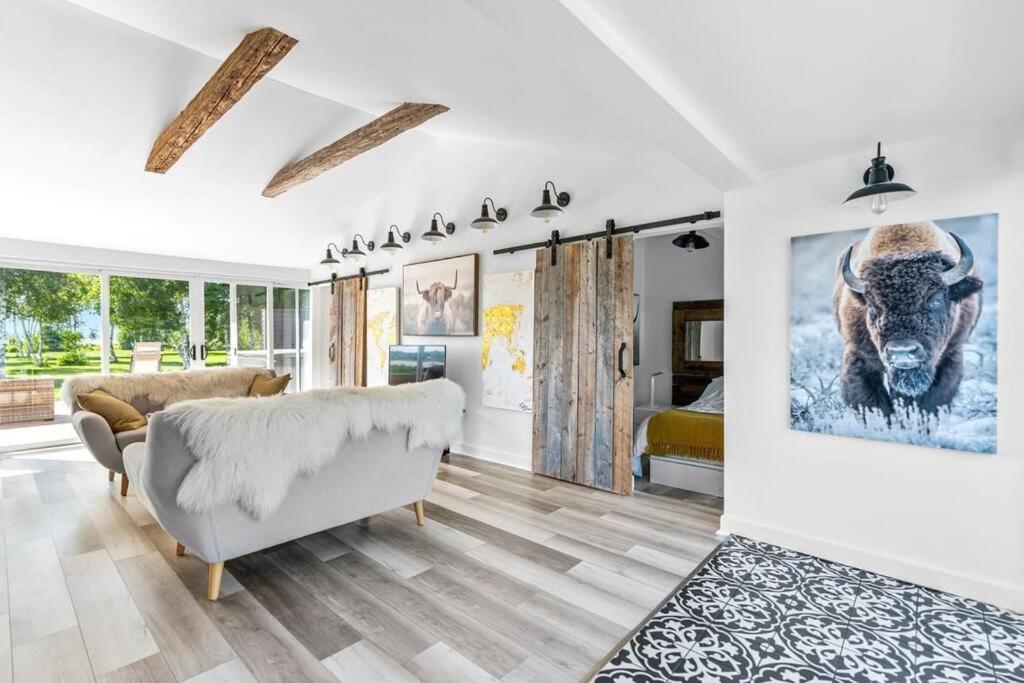 Waterfront Cottage ''The Dream'' with Hot Tub, near Parlee Beach