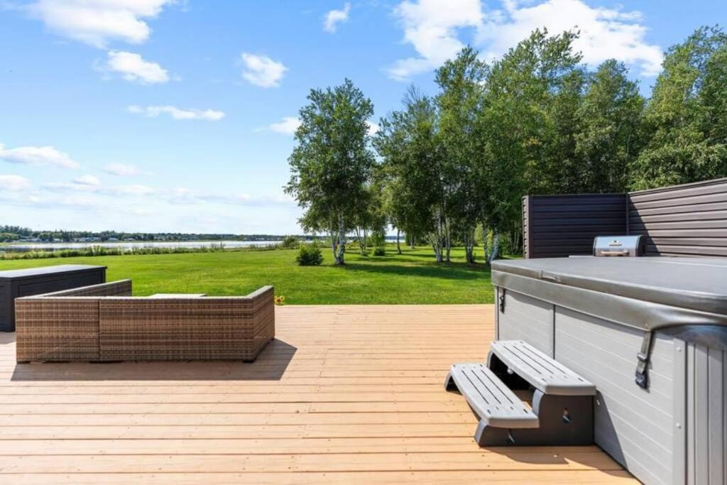 Waterfront Cottage ''The Dream'' with Hot Tub, near Parlee Beach