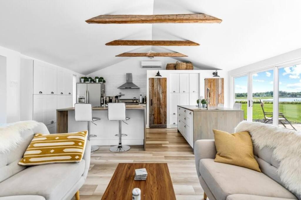 Waterfront Cottage ''The Dream'' with Hot Tub, near Parlee Beach