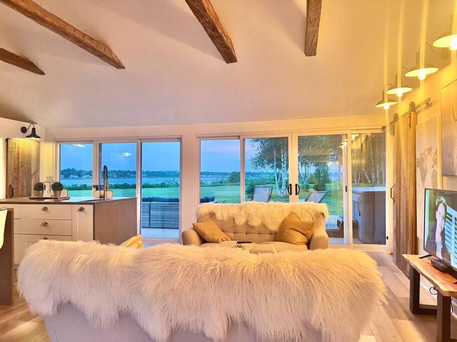 Waterfront Cottage ''The Dream'' with Hot Tub, near Parlee Beach