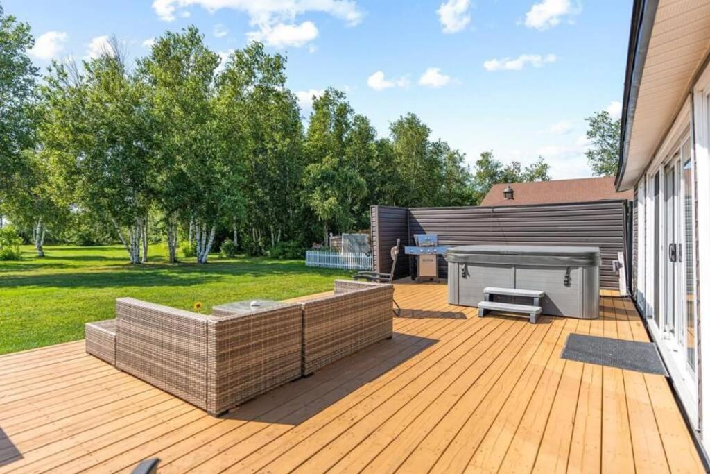 Waterfront Cottage ''The Dream'' with Hot Tub, near Parlee Beach