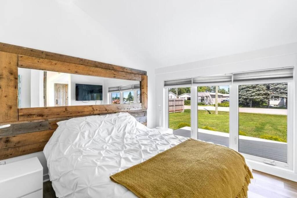 Waterfront Cottage ''The Dream'' with Hot Tub, near Parlee Beach