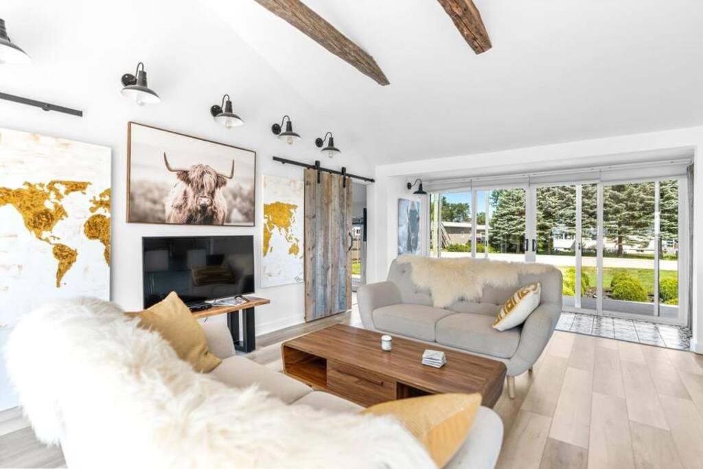 Waterfront Cottage ''The Dream'' with Hot Tub, near Parlee Beach