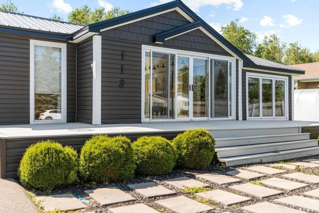 Waterfront Cottage ''The Dream'' with Hot Tub, near Parlee Beach