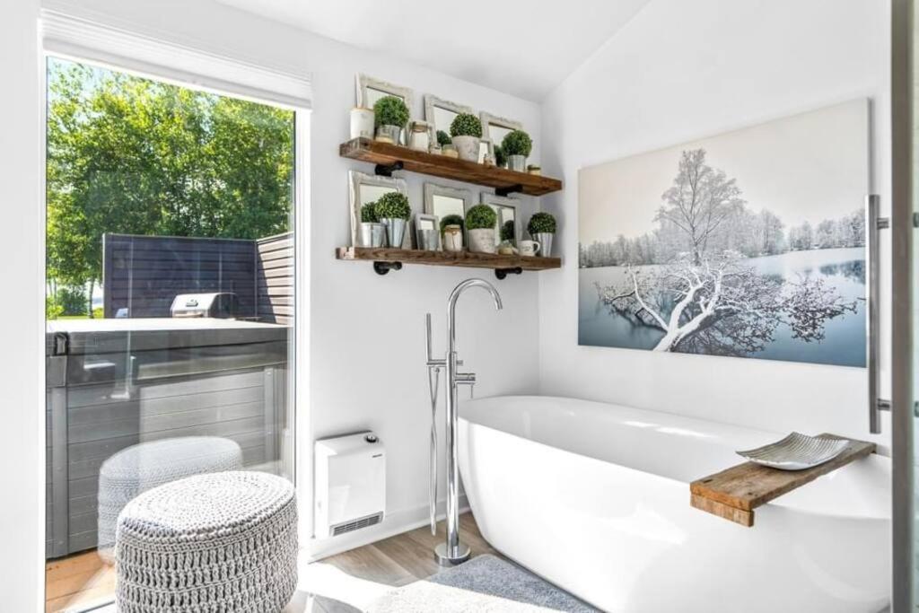 Waterfront Cottage ''The Dream'' with Hot Tub, near Parlee Beach