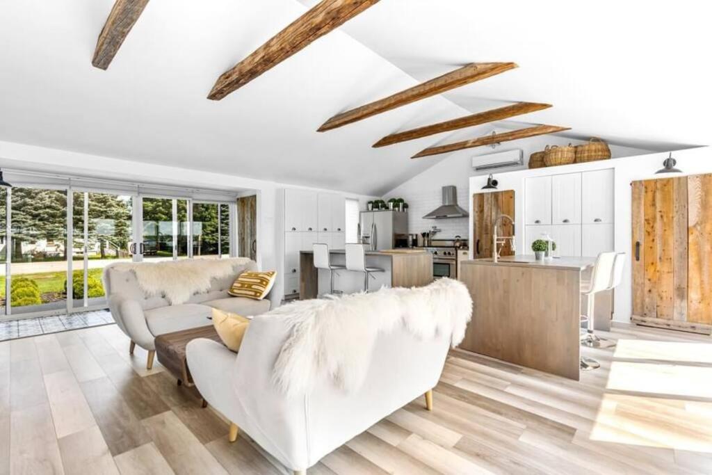 Waterfront Cottage ''The Dream'' with Hot Tub, near Parlee Beach
